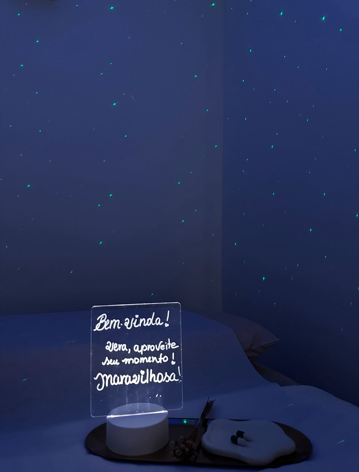 Ambiente relaxante com iluminação azul e mensagens motivacionais