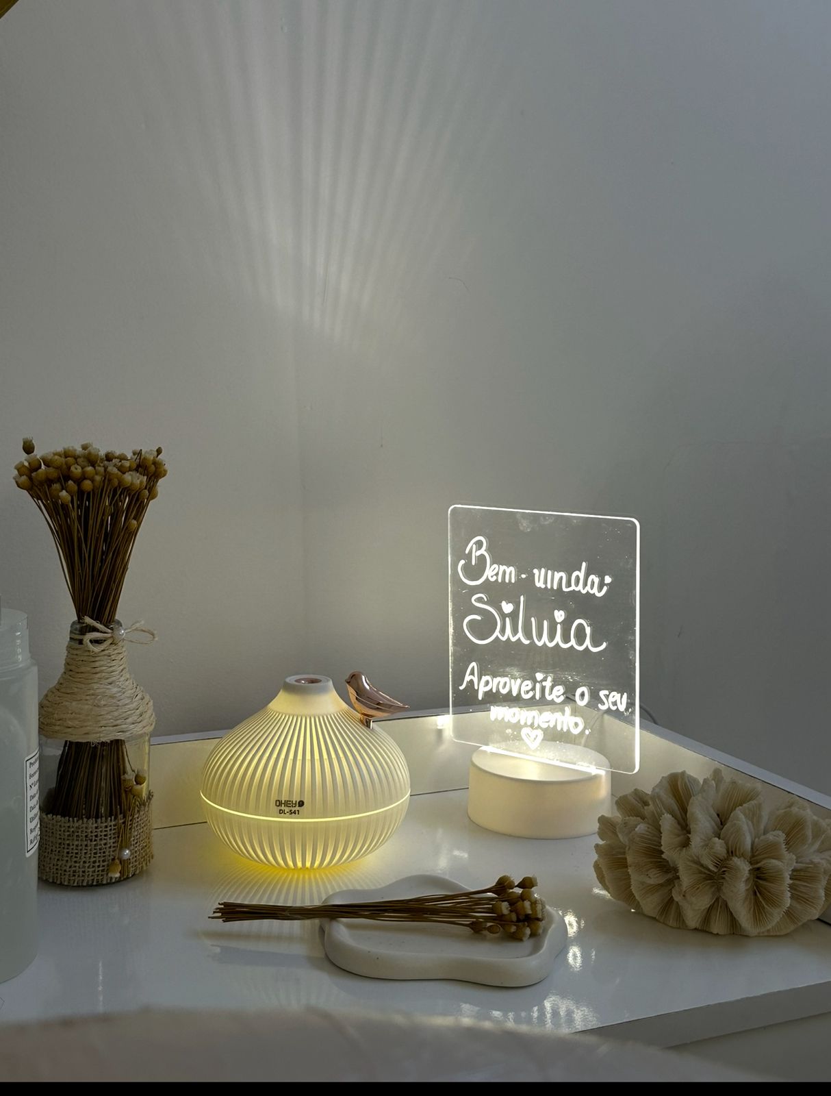 Mesa com aromaterapia e decoração sofisticada para bem-estar