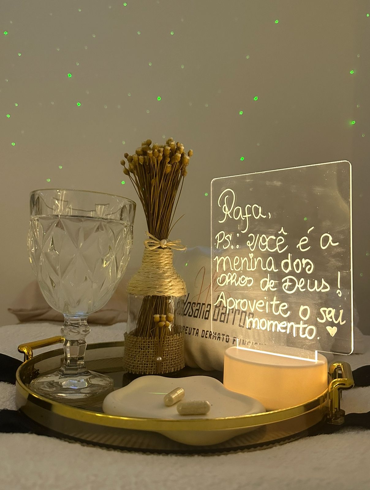 Mesa personalizada com mensagens especiais para cada cliente