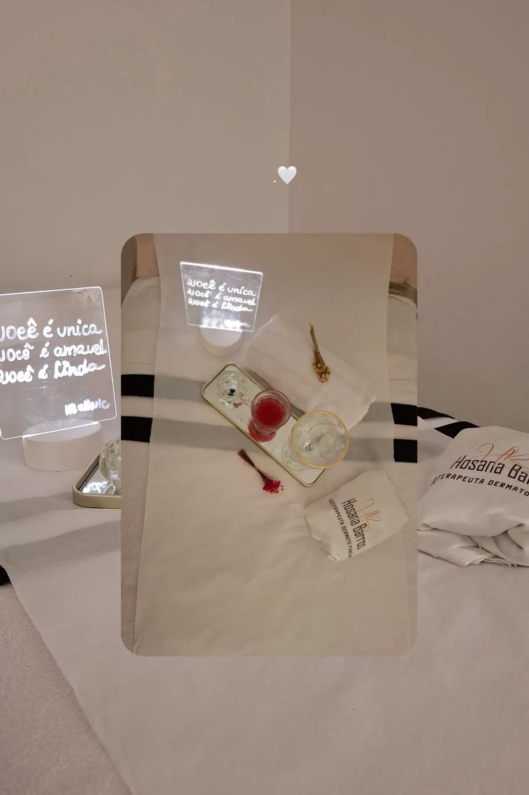 Mesa de tratamento com produtos personalizados e ambiente acolhedor