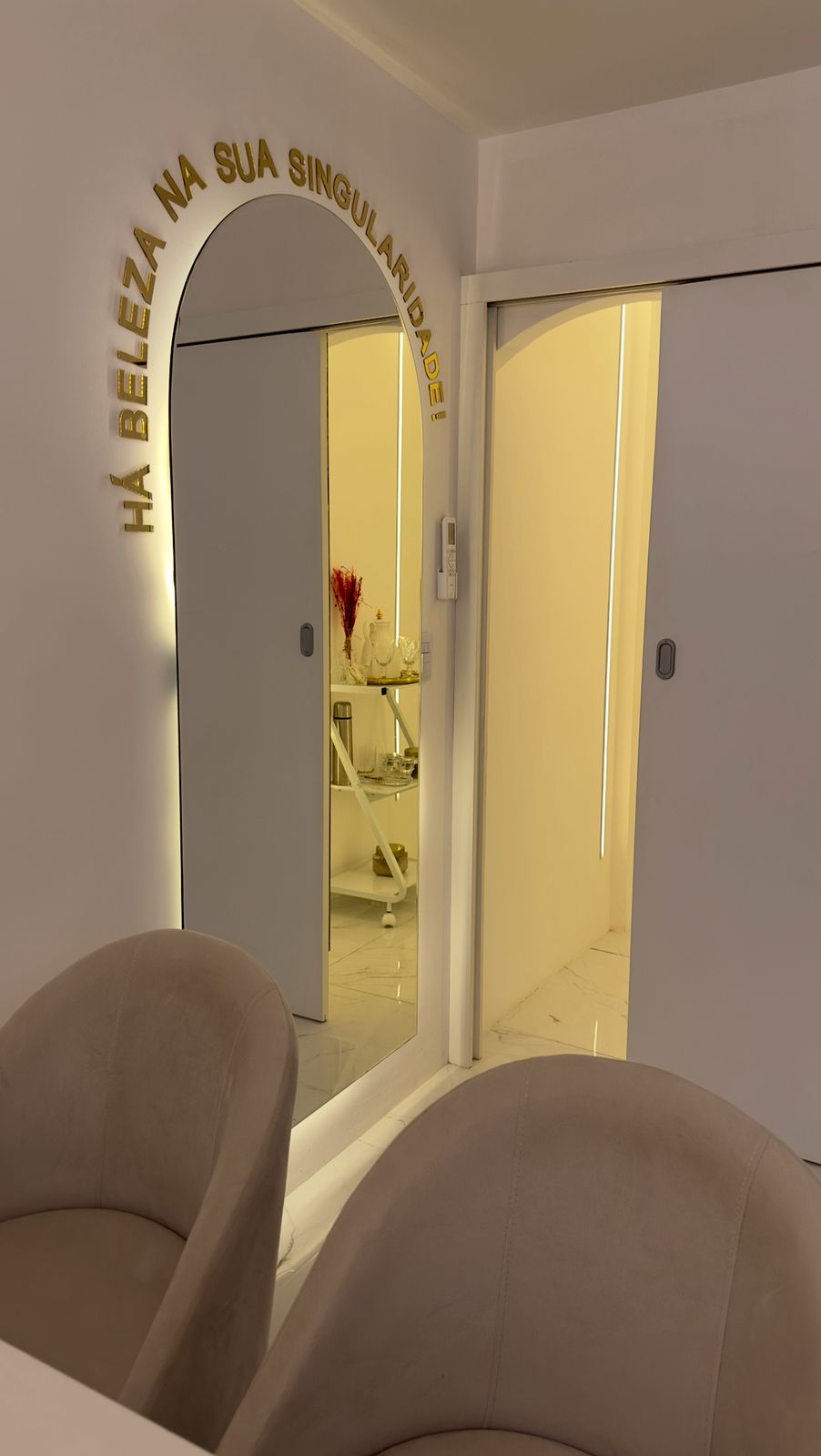 Sala de espera com poltronas confortáveis e decoração inspiradora